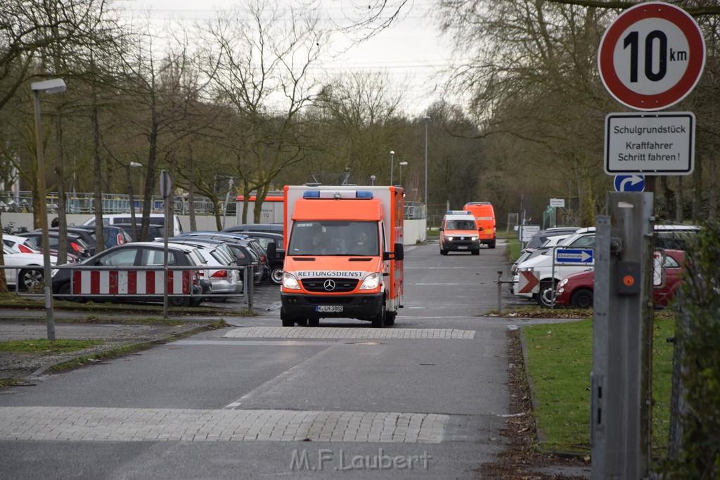 Einsatz BF Koeln Schule Burgwiesenstr Koeln Holweide P098.JPG - Miklos Laubert